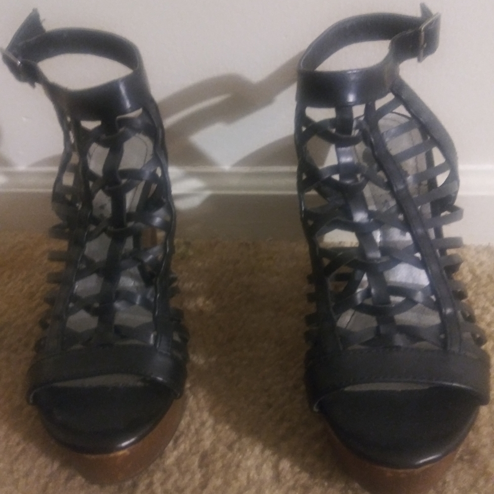 Shoes - Picture 4 of 6